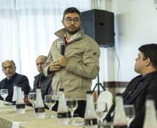 O trabalho constante por mais eficiência e qualidade nos portos paranaenses devem ser complementados por acompanhamento da segurança. “Nossos certificados hoje são internacionais e temos que manter sempre o alto nível na prestação de serviços, mas também na segurança”, afirmou o diretor-presidente da empresa pública Portos do Paraná, Luiz Fernando Garcia,ao abrir, nesta sexta-feira (6), o 1º Simpósio sobre Segurança Portuária, em Paranaguá. Foto: Claudio Neves/Portos do Paraná