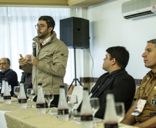 O trabalho constante por mais eficiência e qualidade nos portos paranaenses devem ser complementados por acompanhamento da segurança. “Nossos certificados hoje são internacionais e temos que manter sempre o alto nível na prestação de serviços, mas também na segurança”, afirmou o diretor-presidente da empresa pública Portos do Paraná, Luiz Fernando Garcia,ao abrir, nesta sexta-feira (6), o 1º Simpósio sobre Segurança Portuária, em Paranaguá. Foto: Claudio Neves/Portos do Paraná