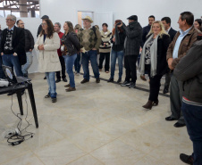 Agudos do Sul, na Região Metropolitana de Curitiba, inaugurou na tarde desta quinta-feira (5) a primeira Unidade de Alimentos Minimamente Processados, espaço para promover o desenvolvimento e o crescimento econômico das famílias rurais, gerando emprego e aumento de renda.
O secretário de Estado da Agricultura e do Abastecimento, Norberto Ortigara, destacou a importância da produção de alimentos de qualidade e elogiou a capacidade de organização da comunidade local. Foto: Gisele Barão/SEAB