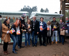Agudos do Sul, na Região Metropolitana de Curitiba, inaugurou na tarde desta quinta-feira (5) a primeira Unidade de Alimentos Minimamente Processados, espaço para promover o desenvolvimento e o crescimento econômico das famílias rurais, gerando emprego e aumento de renda.
O secretário de Estado da Agricultura e do Abastecimento, Norberto Ortigara, destacou a importância da produção de alimentos de qualidade e elogiou a capacidade de organização da comunidade local. Foto: Gisele Barão/SEAB