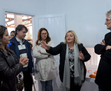 Agudos do Sul, na Região Metropolitana de Curitiba, inaugurou na tarde desta quinta-feira (5) a primeira Unidade de Alimentos Minimamente Processados, espaço para promover o desenvolvimento e o crescimento econômico das famílias rurais, gerando emprego e aumento de renda.
O secretário de Estado da Agricultura e do Abastecimento, Norberto Ortigara, destacou a importância da produção de alimentos de qualidade e elogiou a capacidade de organização da comunidade local. Foto: Gisele Barão/SEAB