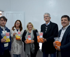 Agudos do Sul, na Região Metropolitana de Curitiba, inaugurou na tarde desta quinta-feira (5) a primeira Unidade de Alimentos Minimamente Processados, espaço para promover o desenvolvimento e o crescimento econômico das famílias rurais, gerando emprego e aumento de renda.
O secretário de Estado da Agricultura e do Abastecimento, Norberto Ortigara, destacou a importância da produção de alimentos de qualidade e elogiou a capacidade de organização da comunidade local. Foto: Gisele Barão/SEAB
