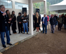 Agudos do Sul, na Região Metropolitana de Curitiba, inaugurou na tarde desta quinta-feira (5) a primeira Unidade de Alimentos Minimamente Processados, espaço para promover o desenvolvimento e o crescimento econômico das famílias rurais, gerando emprego e aumento de renda.
O secretário de Estado da Agricultura e do Abastecimento, Norberto Ortigara, destacou a importância da produção de alimentos de qualidade e elogiou a capacidade de organização da comunidade local. Foto: Gisele Barão/SEAB