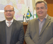 O secretário da Saúde do Paraná, Beto Preto, e o defensor público geral do Paraná, Eduardo Abraão, participaram nesta sexta-feira (6) de reunião para discutir um acordo com o objetivo de otimizar a demanda de medicamentos e insumos na área da saúde.Foto: Divulgação/SESA