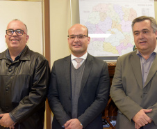 O secretário da Saúde do Paraná, Beto Preto, e o defensor público geral do Paraná, Eduardo Abraão, participaram nesta sexta-feira (6) de reunião para discutir um acordo com o objetivo de otimizar a demanda de medicamentos e insumos na área da saúde.Foto: Divulgação/SESA