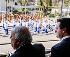 Aproximadamente 20 mil pessoas acompanharam neste sábado (7), em Curitiba, o desfile cívico-militar que comemora os 197 anos da Proclamação da Independência, segundo estimativas da Polícia Militar do Paraná. O governador Carlos Massa Ratinho Junior assistiu a solenidade de 7 de Setembro na Avenida Cândido de Abreu, acompanhado de sua família, do comandante da 5ª Divisão do Exército, general de divisão José Russo Assumpção Delgado, do vice-governador Darci Piana e de diversas autoridades.