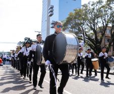Aproximadamente 20 mil pessoas acompanharam neste sábado (7), em Curitiba, o desfile cívico-militar que comemora os 197 anos da Proclamação da Independência, segundo estimativas da Polícia Militar do Paraná. O governador Carlos Massa Ratinho Junior assistiu a solenidade de 7 de Setembro na Avenida Cândido de Abreu, acompanhado de sua família, do comandante da 5ª Divisão do Exército, general de divisão José Russo Assumpção Delgado, do vice-governador Darci Piana e de diversas autoridades.