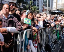 Aproximadamente 20 mil pessoas acompanharam neste sábado (7), em Curitiba, o desfile cívico-militar que comemora os 197 anos da Proclamação da Independência, segundo estimativas da Polícia Militar do Paraná. O governador Carlos Massa Ratinho Junior assistiu a solenidade de 7 de Setembro na Avenida Cândido de Abreu, acompanhado de sua família, do comandante da 5ª Divisão do Exército, general de divisão José Russo Assumpção Delgado, do vice-governador Darci Piana e de diversas autoridades.