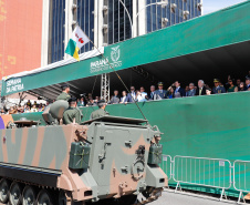 Aproximadamente 20 mil pessoas acompanharam neste sábado (7), em Curitiba, o desfile cívico-militar que comemora os 197 anos da Proclamação da Independência, segundo estimativas da Polícia Militar do Paraná. O governador Carlos Massa Ratinho Junior assistiu a solenidade de 7 de Setembro na Avenida Cândido de Abreu, acompanhado de sua família, do comandante da 5ª Divisão do Exército, general de divisão José Russo Assumpção Delgado, do vice-governador Darci Piana e de diversas autoridades.