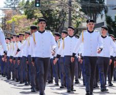 Aproximadamente 20 mil pessoas acompanharam neste sábado (7), em Curitiba, o desfile cívico-militar que comemora os 197 anos da Proclamação da Independência, segundo estimativas da Polícia Militar do Paraná. O governador Carlos Massa Ratinho Junior assistiu a solenidade de 7 de Setembro na Avenida Cândido de Abreu, acompanhado de sua família, do comandante da 5ª Divisão do Exército, general de divisão José Russo Assumpção Delgado, do vice-governador Darci Piana e de diversas autoridades.