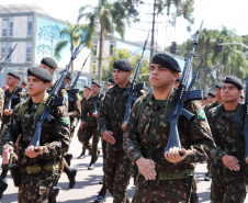 Aproximadamente 20 mil pessoas acompanharam neste sábado (7), em Curitiba, o desfile cívico-militar que comemora os 197 anos da Proclamação da Independência, segundo estimativas da Polícia Militar do Paraná. O governador Carlos Massa Ratinho Junior assistiu a solenidade de 7 de Setembro na Avenida Cândido de Abreu, acompanhado de sua família, do comandante da 5ª Divisão do Exército, general de divisão José Russo Assumpção Delgado, do vice-governador Darci Piana e de diversas autoridades.