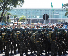Aproximadamente 20 mil pessoas acompanharam neste sábado (7), em Curitiba, o desfile cívico-militar que comemora os 197 anos da Proclamação da Independência, segundo estimativas da Polícia Militar do Paraná. O governador Carlos Massa Ratinho Junior assistiu a solenidade de 7 de Setembro na Avenida Cândido de Abreu, acompanhado de sua família, do comandante da 5ª Divisão do Exército, general de divisão José Russo Assumpção Delgado, do vice-governador Darci Piana e de diversas autoridades.