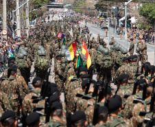 Aproximadamente 20 mil pessoas acompanharam neste sábado (7), em Curitiba, o desfile cívico-militar que comemora os 197 anos da Proclamação da Independência, segundo estimativas da Polícia Militar do Paraná. O governador Carlos Massa Ratinho Junior assistiu a solenidade de 7 de Setembro na Avenida Cândido de Abreu, acompanhado de sua família, do comandante da 5ª Divisão do Exército, general de divisão José Russo Assumpção Delgado, do vice-governador Darci Piana e de diversas autoridades.