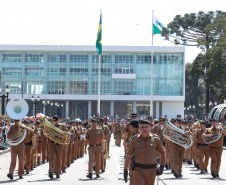 Aproximadamente 20 mil pessoas acompanharam neste sábado (7), em Curitiba, o desfile cívico-militar que comemora os 197 anos da Proclamação da Independência, segundo estimativas da Polícia Militar do Paraná. O governador Carlos Massa Ratinho Junior assistiu a solenidade de 7 de Setembro na Avenida Cândido de Abreu, acompanhado de sua família, do comandante da 5ª Divisão do Exército, general de divisão José Russo Assumpção Delgado, do vice-governador Darci Piana e de diversas autoridades.