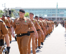 Aproximadamente 20 mil pessoas acompanharam neste sábado (7), em Curitiba, o desfile cívico-militar que comemora os 197 anos da Proclamação da Independência, segundo estimativas da Polícia Militar do Paraná. O governador Carlos Massa Ratinho Junior assistiu a solenidade de 7 de Setembro na Avenida Cândido de Abreu, acompanhado de sua família, do comandante da 5ª Divisão do Exército, general de divisão José Russo Assumpção Delgado, do vice-governador Darci Piana e de diversas autoridades.
