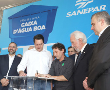 O governador Carlos Massa Ratinho Junior anunciou nesta segunda-feira (9) a expansão do programa que viabiliza instalação de caixas d'água em casas de famílias em situação de vulnerabilidade social. Participaram: secretários da Justiça, Família e Trabalho, Ney Leprevost; da Saúde, Beto Preto; presidente da Sanepar, Claudio Stabile; deputados estaduais; prefeitos; entre outras autoridades.Curitiba, 09-09-19.Foto: Arnaldo Alves / AEN.