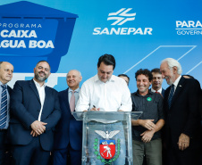 Prefeitos de 64 municípios do Paraná assinaram nesta segunda-feira (9), em evento com o governador Carlos Massa Ratinho Junior, a adesão ao programa Caixa d’Água Boa. A iniciativa viabiliza a instalação de caixas d’águas em casas de famílias carentes. Também foram assinados termos aditivos para outros 70 municípios cujos prefeitos já aderiram ao programa. 