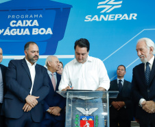 Prefeitos de 64 municípios do Paraná assinaram nesta segunda-feira (9), em evento com o governador Carlos Massa Ratinho Junior, a adesão ao programa Caixa d’Água Boa. A iniciativa viabiliza a instalação de caixas d’águas em casas de famílias carentes. Também foram assinados termos aditivos para outros 70 municípios cujos prefeitos já aderiram ao programa. 