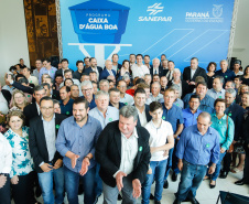 Prefeitos de 64 municípios do Paraná assinaram nesta segunda-feira (9), em evento com o governador Carlos Massa Ratinho Junior, a adesão ao programa Caixa d’Água Boa. A iniciativa viabiliza a instalação de caixas d’águas em casas de famílias carentes. Também foram assinados termos aditivos para outros 70 municípios cujos prefeitos já aderiram ao programa. 