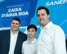 Prefeitos de 64 municípios do Paraná assinaram nesta segunda-feira (9), em evento com o governador Carlos Massa Ratinho Junior, a adesão ao programa Caixa d’Água Boa. A iniciativa viabiliza a instalação de caixas d’águas em casas de famílias carentes. Também foram assinados termos aditivos para outros 70 municípios cujos prefeitos já aderiram ao programa. 