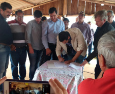 O Instituto de Terras, Cartografia e Geologia do Paraná (ITCG) assinou um Termo de Cooperação para que seja concluído o processo de reforma agrária e regularização fundiária dos assentamentos Norte Sul e Novo Horizonte, entre os municípios de Cafeara e Santo Inácio, no Noroeste do Estado, com anuência da Superintendência do Instituto Nacional de Colonização e Reforma Agrária (Incra). Foto: Divulgação/ITCG