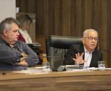 Representantes da Secretaria de Estado da Agricultura e do Abastecimento, do Instituto Paranaense de Assistência Técnica e Extensão Rural (Emater) e da Agência de Defesa Agropecuária do Paraná (Adapar) discutiram nesta segunda-feira (09), em audiência pública na Assembleia Legislativa, formas de ajudar os pequenos produtores de leite do Estado