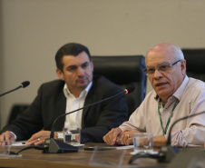 Representantes da Secretaria de Estado da Agricultura e do Abastecimento, do Instituto Paranaense de Assistência Técnica e Extensão Rural (Emater) e da Agência de Defesa Agropecuária do Paraná (Adapar) discutiram nesta segunda-feira (09), em audiência pública na Assembleia Legislativa, formas de ajudar os pequenos produtores de leite do Estado