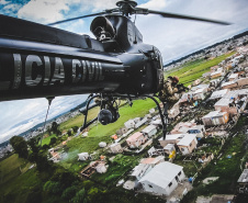 A Polícia Civil do Paraná (PCPR) abriu o período de inscrições para o primeiro curso de pós-graduação em Operações Aéreas de Segurança Pública. É o primeiro do Brasil. As inscrições foram abertas segunda-feira (09) e são ofertadas 20 vagas para policiais civis interessados em adquirir formação como operador aerotático. 