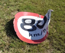 Governo alerta para os perigos causados pelo vandalismo de placas. Foto: Divulgação/DER