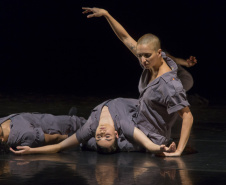 O Balé Teatro Guaíra reapresenta neste fim de semana (14 e 15) o projeto Plataforma Novos Criadores, em que integrantes da companhia são convidados a criar coreografias contemporâneas. Neste ano, a primeira edição ocorreu em agosto e teve duas sessões lotadas. 