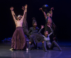 O Balé Teatro Guaíra reapresenta neste fim de semana (14 e 15) o projeto Plataforma Novos Criadores, em que integrantes da companhia são convidados a criar coreografias contemporâneas. Neste ano, a primeira edição ocorreu em agosto e teve duas sessões lotadas. 