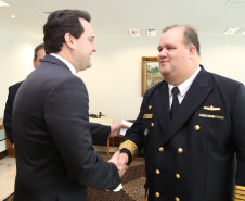 O governador Carlos Massa Ratinho Junior foi condecorado nesta terça-feira (10) com a medalha da Ordem do Mérito Naval no Grau de Grande Oficial. A honraria foi concedida pelo presidente da República, Jair Messias Bolsonaro. A medalha tem a finalidade de agraciar militares da Marinha e personalidades civis e militares, brasileiras ou estrangeiras, que prestaram relevantes serviços à corporação. Foto: José Fernando Ogura/AEN