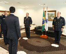 O governador Carlos Massa Ratinho Junior foi condecorado nesta terça-feira (10) com a medalha da Ordem do Mérito Naval no Grau de Grande Oficial. A honraria foi concedida pelo presidente da República, Jair Messias Bolsonaro. A medalha tem a finalidade de agraciar militares da Marinha e personalidades civis e militares, brasileiras ou estrangeiras, que prestaram relevantes serviços à corporação. Foto: José Fernando Ogura/AEN