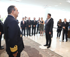 O governador Carlos Massa Ratinho Junior foi condecorado nesta terça-feira (10) com a medalha da Ordem do Mérito Naval no Grau de Grande Oficial. A honraria foi concedida pelo presidente da República, Jair Messias Bolsonaro. A medalha tem a finalidade de agraciar militares da Marinha e personalidades civis e militares, brasileiras ou estrangeiras, que prestaram relevantes serviços à corporação. Foto: José Fernando Ogura/AEN