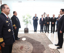 O governador Carlos Massa Ratinho Junior foi condecorado nesta terça-feira (10) com a medalha da Ordem do Mérito Naval no Grau de Grande Oficial. A honraria foi concedida pelo presidente da República, Jair Messias Bolsonaro. A medalha tem a finalidade de agraciar militares da Marinha e personalidades civis e militares, brasileiras ou estrangeiras, que prestaram relevantes serviços à corporação. Foto: José Fernando Ogura/AEN