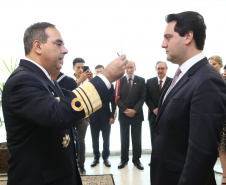 O governador Carlos Massa Ratinho Junior foi condecorado nesta terça-feira (10) com a medalha da Ordem do Mérito Naval no Grau de Grande Oficial. A honraria foi concedida pelo presidente da República, Jair Messias Bolsonaro. A medalha tem a finalidade de agraciar militares da Marinha e personalidades civis e militares, brasileiras ou estrangeiras, que prestaram relevantes serviços à corporação. Foto: José Fernando Ogura/AEN