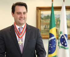 O governador Carlos Massa Ratinho Junior foi condecorado nesta terça-feira (10) com a medalha da Ordem do Mérito Naval no Grau de Grande Oficial. A honraria foi concedida pelo presidente da República, Jair Messias Bolsonaro. A medalha tem a finalidade de agraciar militares da Marinha e personalidades civis e militares, brasileiras ou estrangeiras, que prestaram relevantes serviços à corporação. Foto: José Fernando Ogura/AEN