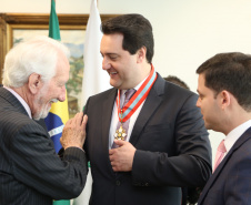 O governador Carlos Massa Ratinho Junior foi condecorado nesta terça-feira (10) com a medalha da Ordem do Mérito Naval no Grau de Grande Oficial. A honraria foi concedida pelo presidente da República, Jair Messias Bolsonaro. A medalha tem a finalidade de agraciar militares da Marinha e personalidades civis e militares, brasileiras ou estrangeiras, que prestaram relevantes serviços à corporação. Foto: José Fernando Ogura/AEN