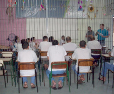 Cerca de 20 presos da Cadeia Pública de Toledo, inscritos no Exame Nacional para Certificação de Competências de Jovens e Adultos (Encceja), participaram segunda-feira (09) do primeiro dos quatro aulões preparatórios oferecidos por um projeto de extensão da Universidade Estadual do Oeste do Paraná (Unioeste). Em todas as unidades prisionais do Estado, mais de 5 mil detentos se inscreveram para fazer a prova. Foto: Divulgação/SESP