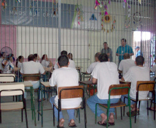Cerca de 20 presos da Cadeia Pública de Toledo, inscritos no Exame Nacional para Certificação de Competências de Jovens e Adultos (Encceja), participaram segunda-feira (09) do primeiro dos quatro aulões preparatórios oferecidos por um projeto de extensão da Universidade Estadual do Oeste do Paraná (Unioeste). Em todas as unidades prisionais do Estado, mais de 5 mil detentos se inscreveram para fazer a prova. Foto: Divulgação/SESP