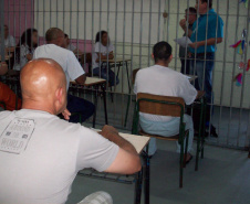 Cerca de 20 presos da Cadeia Pública de Toledo, inscritos no Exame Nacional para Certificação de Competências de Jovens e Adultos (Encceja), participaram segunda-feira (09) do primeiro dos quatro aulões preparatórios oferecidos por um projeto de extensão da Universidade Estadual do Oeste do Paraná (Unioeste). Em todas as unidades prisionais do Estado, mais de 5 mil detentos se inscreveram para fazer a prova. Foto: Divulgação/SESP