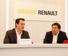 O governador Carlos Massa Ratinho Junior reforçou nesta quarta-feira (11) a determinação do Estado em apoiar iniciativas para ampliar a mobilidade sustentável no Paraná. Ele esteve no Complexo Ayrton Senna, que abriga quatro fábricas da Renault, em São José dos Pinhais, na Região Metropolitana de Curitiba.