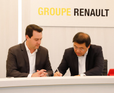 O governador Carlos Massa Ratinho Junior reforçou nesta quarta-feira (11) a determinação do Estado em apoiar iniciativas para ampliar a mobilidade sustentável no Paraná. Ele esteve no Complexo Ayrton Senna, que abriga quatro fábricas da Renault, em São José dos Pinhais, na Região Metropolitana de Curitiba.
