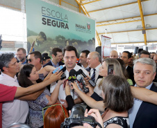 O governador Carlos Massa Ratinho Junior lança nesta quarta-feira (11) o programa Escola Segura na Região Metropolitana de Curitiba. Serão beneficiadas 40 escolas da região de nove municípios. Presentes: prefeito em exercício de São José dos Pinhais, Tiago Buhrer; secretários: de Educação, Renato Feder; de segurança pública, cel. Romulo Soares; comandante da PMPR, cel. Péricles de Matos; entre outros.Curitiba, 11-09-19.Foto: Arnaldo Alves / AEN.