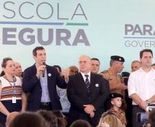 O governador Carlos Massa Ratinho Junior lança nesta quarta-feira (11) o programa Escola Segura na Região Metropolitana de Curitiba. Serão beneficiadas 40 escolas da região de nove municípios. Presentes: prefeito em exercício de São José dos Pinhais, Tiago Buhrer; secretários: de Educação, Renato Feder; de segurança pública, cel. Romulo Soares; comandante da PMPR, cel. Péricles de Matos; entre outros. N/F: secretário de Educação, Renato Feder.Curitiba, 11-09-19.Foto: Arnaldo Alves / AEN.