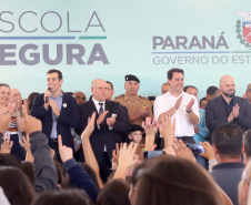 O governador Carlos Massa Ratinho Junior lança nesta quarta-feira (11) o programa Escola Segura na Região Metropolitana de Curitiba. Serão beneficiadas 40 escolas da região de nove municípios. Presentes: prefeito em exercício de São José dos Pinhais, Tiago Buhrer; secretários: de Educação, Renato Feder; de segurança pública, cel. Romulo Soares; comandante da PMPR, cel. Péricles de Matos; entre outros. N/F: secretário de Educação, Renato Feder.Curitiba, 11-09-19.Foto: Arnaldo Alves / AEN.