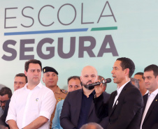 O governador Carlos Massa Ratinho Junior lança nesta quarta-feira (11) o programa Escola Segura na Região Metropolitana de Curitiba. Serão beneficiadas 40 escolas da região de nove municípios. Presentes: prefeito em exercício de São José dos Pinhais, Tiago Buhrer; secretários: de Educação, Renato Feder; de segurança pública, cel. Romulo Soares; comandante da PMPR, cel. Péricles de Matos; entre outros. N/F: segurança pública, cel. Romulo Soares.Curitiba, 11-09-19.Foto: Arnaldo Alves / AEN.