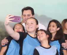 O governador Carlos Massa Ratinho Junior lança nesta quarta-feira (11) o programa Escola Segura na Região Metropolitana de Curitiba. Serão beneficiadas 40 escolas da região de nove municípios. Presentes: prefeito em exercício de São José dos Pinhais, Tiago Buhrer; secretários: de Educação, Renato Feder; de segurança pública, cel. Romulo Soares; comandante da PMPR, cel. Péricles de Matos; entre outros.Curitiba, 11-09-19.Foto: Arnaldo Alves / AEN.