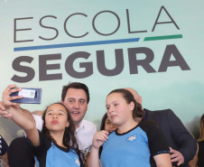 O governador Carlos Massa Ratinho Junior lança nesta quarta-feira (11) o programa Escola Segura na Região Metropolitana de Curitiba. Serão beneficiadas 40 escolas da região de nove municípios. Presentes: prefeito em exercício de São José dos Pinhais, Tiago Buhrer; secretários: de Educação, Renato Feder; de segurança pública, cel. Romulo Soares; comandante da PMPR, cel. Péricles de Matos; entre outros.Curitiba, 11-09-19.Foto: Arnaldo Alves / AEN.