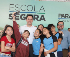 O governador Carlos Massa Ratinho Junior lança nesta quarta-feira (11) o programa Escola Segura na Região Metropolitana de Curitiba. Serão beneficiadas 40 escolas da região de nove municípios. Presentes: prefeito em exercício de São José dos Pinhais, Tiago Buhrer; secretários: de Educação, Renato Feder; de segurança pública, cel. Romulo Soares; comandante da PMPR, cel. Péricles de Matos; entre outros.Curitiba, 11-09-19.Foto: Arnaldo Alves / AEN.